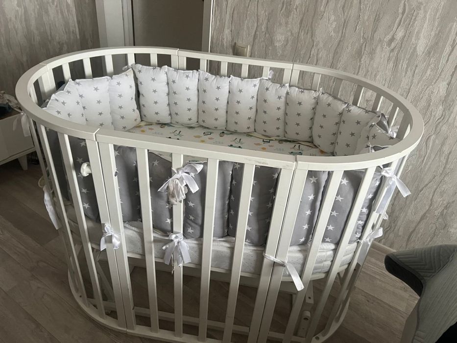 Детская кровать находится на кшт