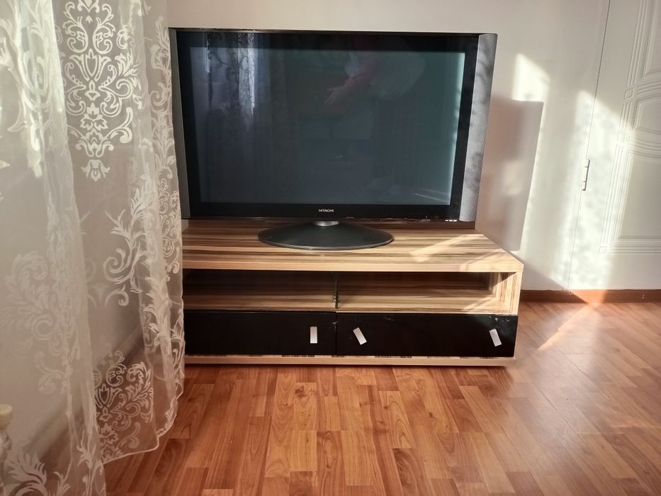 Большой плазменный телевизор Hitachi