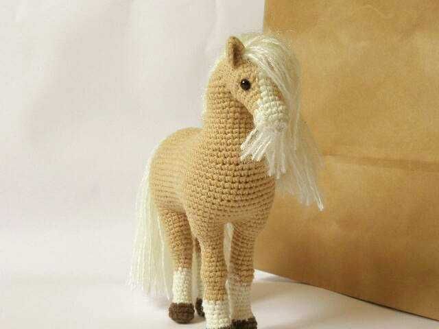 Красив кон - плюшена играчка плетена на една кука