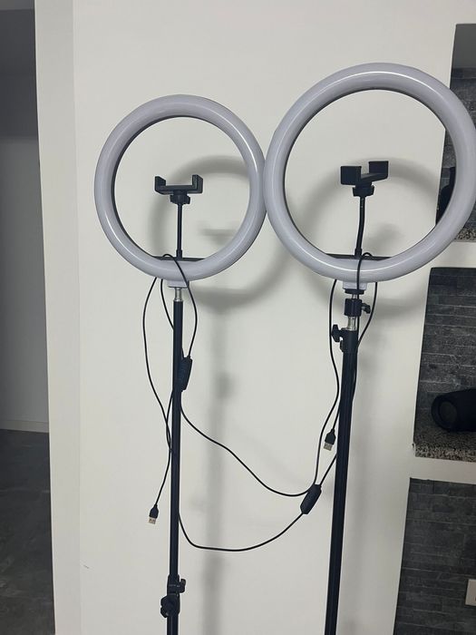 Vand 2 lampii circulare cu trepied si suport pentru telefon.