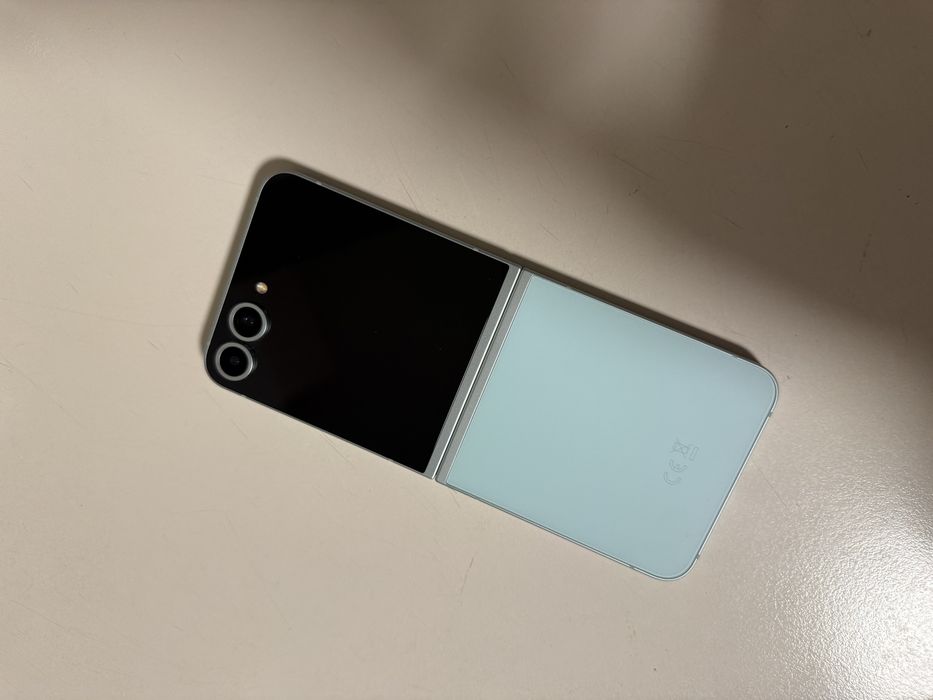 Samsung Flip6 Мобилен телефон