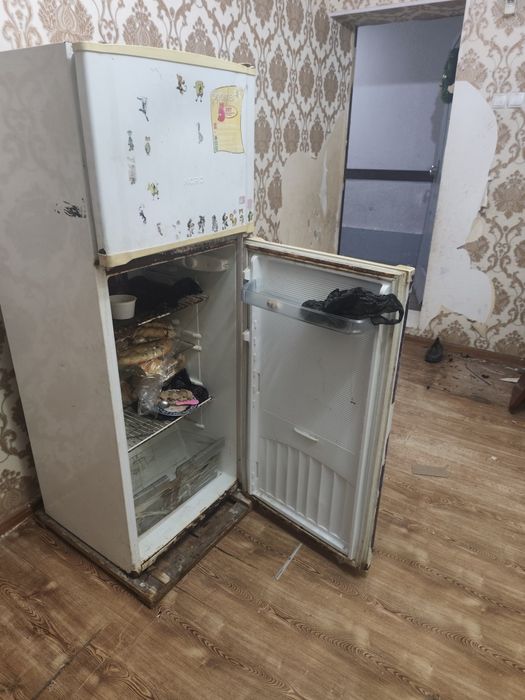 Холодильник сотилади