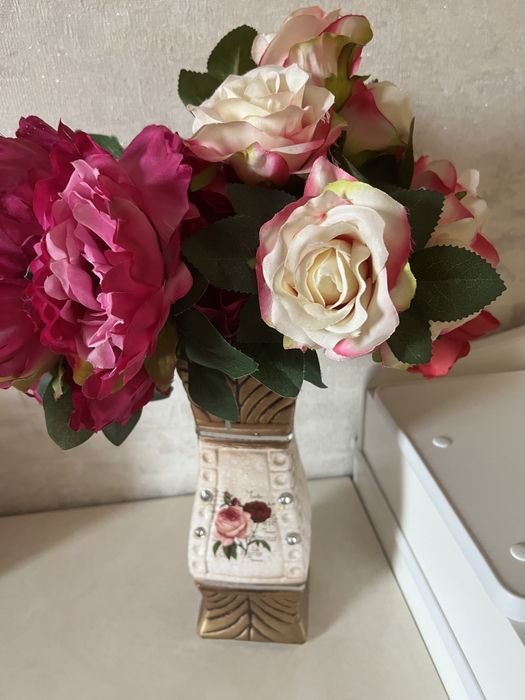 Искуственные цветы вместе с вазой