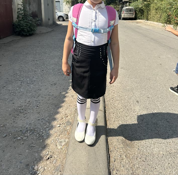 Продам школьную одежду