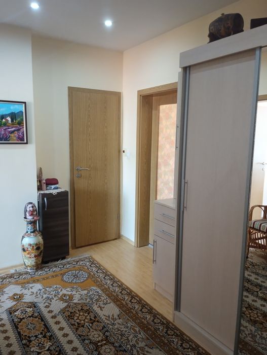 Продава двуетажна сграда жилище и два търговски обекта