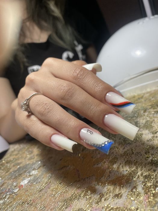 Realizez manichiura-pedichiura  gel și semi