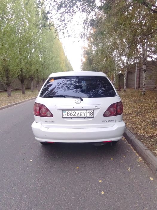 Машина Lexus RX 300