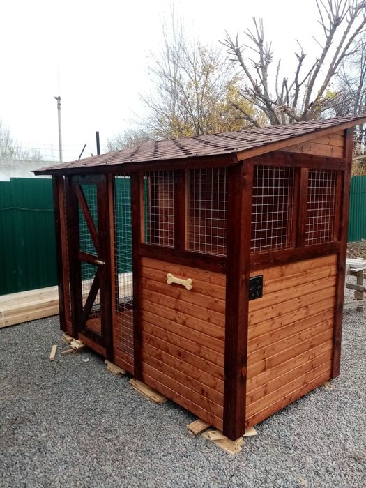 Будка с вольером.