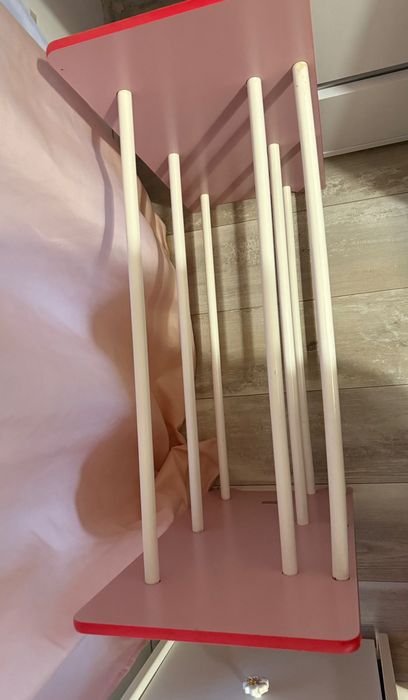 Дървена етажерка за детска стая