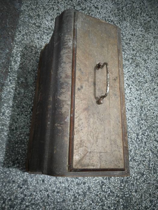 Антикварна шевна машина SINGER