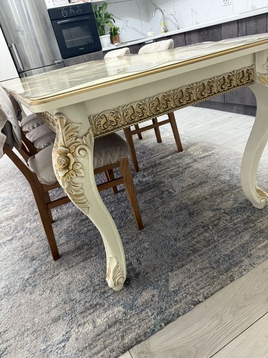 Стол в гостевой или на кухню