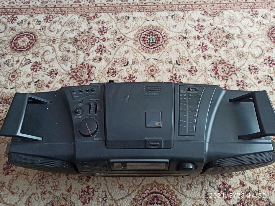 Продам аудио магнитолу Philips.