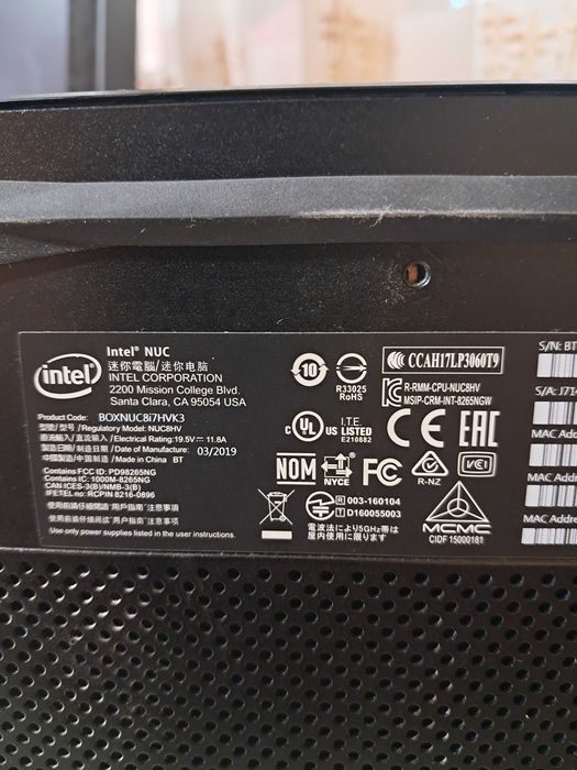 Мини компютър Intel hades canyon nuc8i7hvk