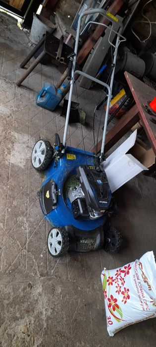 Четиритактова самоходна косачка