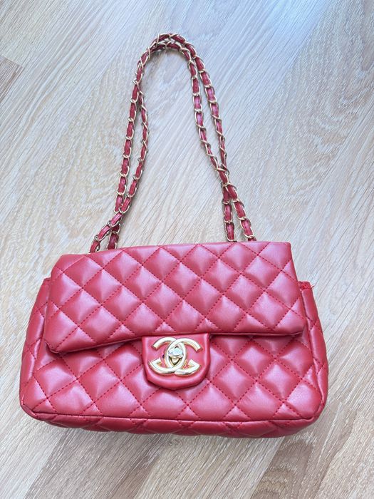 Червена чанта на Chanel