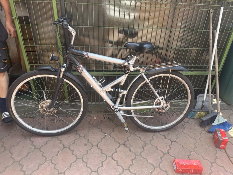 Vand bicicleta aproape noua
