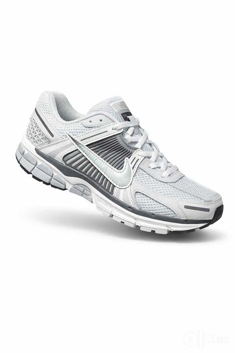 Кроссовки Nike Zoom Vomero 5, размеры от 40 до 45.