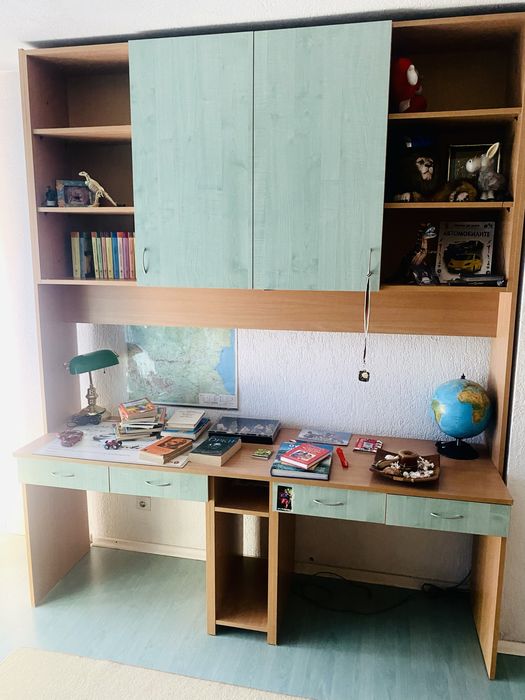 Секция с две бюра