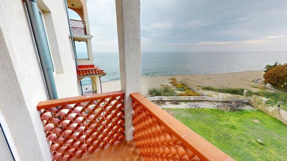 Обзаведен двустаен апартамент с гледка море, Първа линия