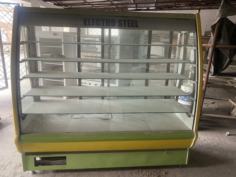 Витрина холодильник для тортов и выпечки в рабочем состаяние