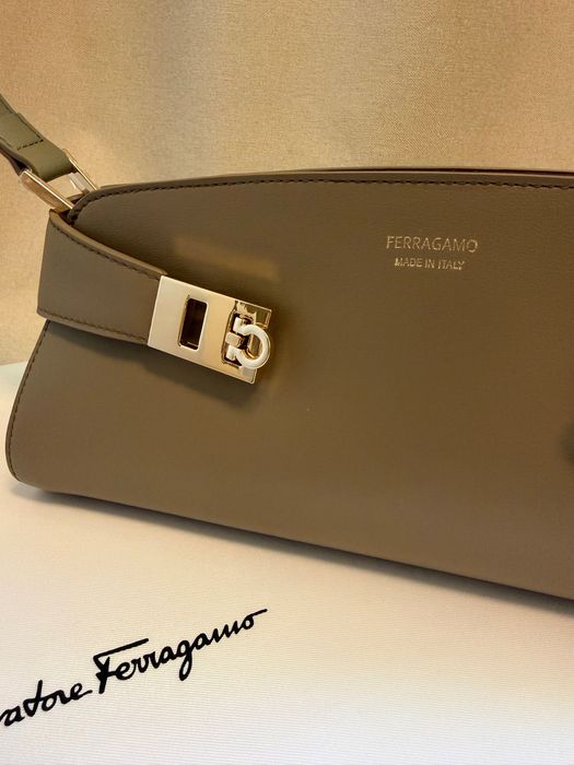 Geanta ferragamo hug east west piele naturala