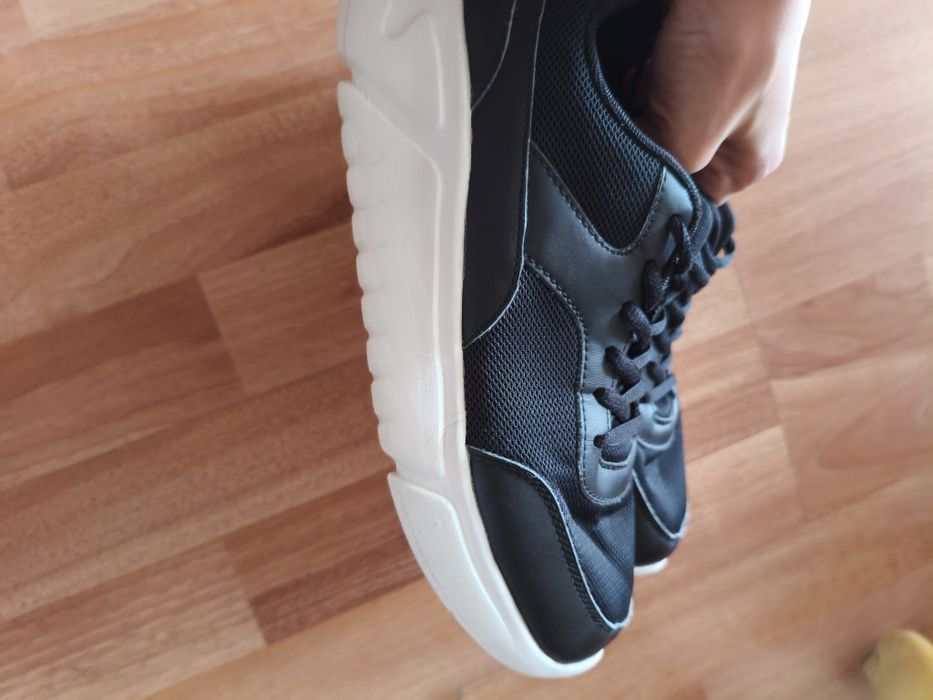 Продам кроссовки на мальчика