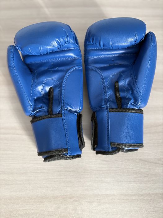 Боксерские перчатки и шлем Everlast