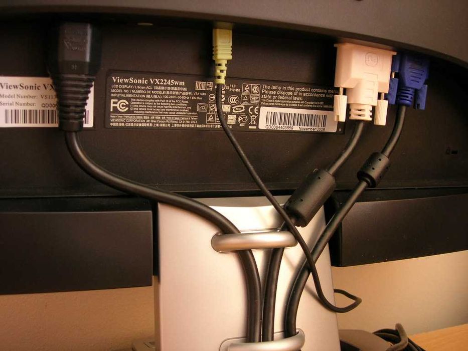 Monitor 22" ViewSonic VX2245wm 5ms card reader USB-hub iPod-dock, boxe