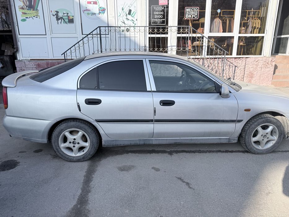 Mitsubishi Carisma седан