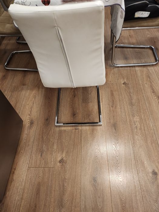 Трапезни столове.Два бели и два кафяви.