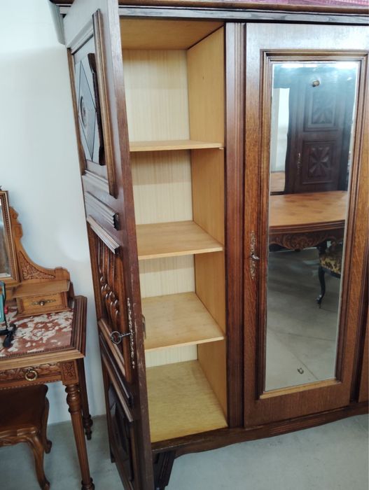 Трикрилен гардероб стил баски