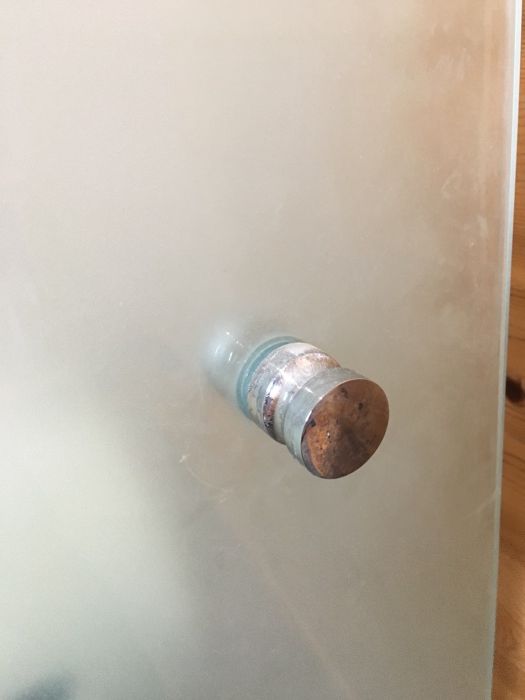 Врата за душ кабина от калено стъкло.