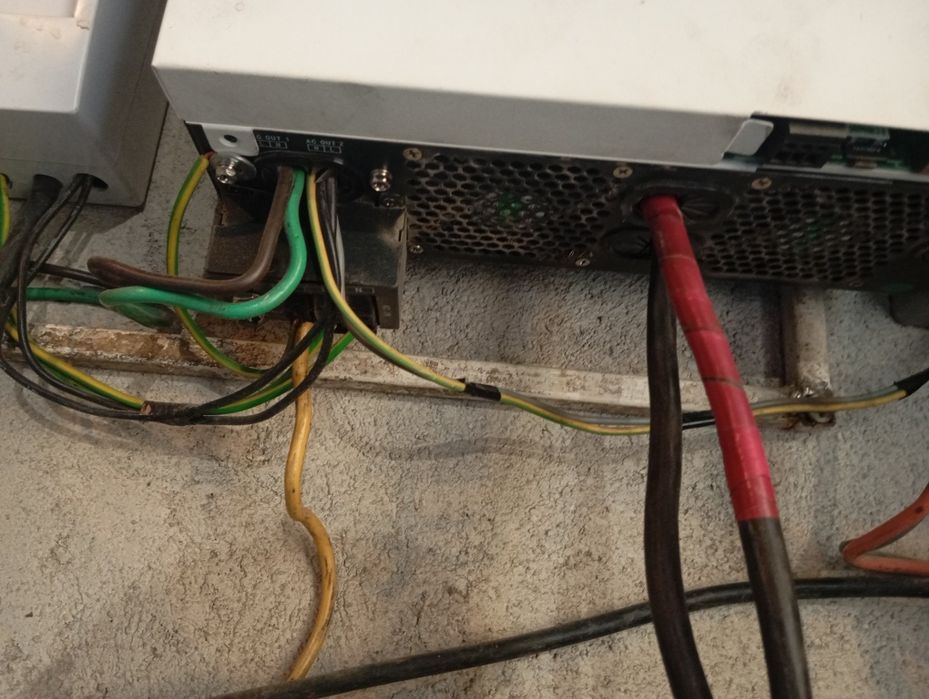 Sistem invertor off grid și acumulatori ,baterii