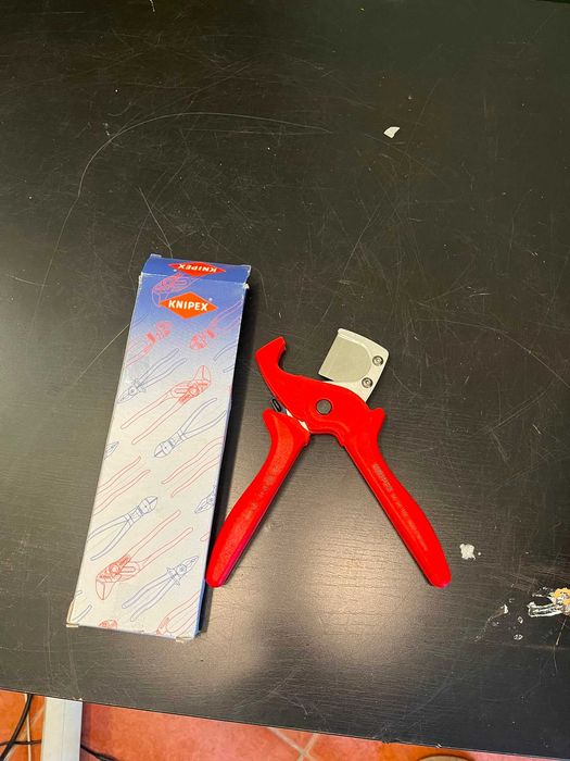 Tăietor de țevi KNIPEX 185 mm, 90 25 185 Pentru țevi din plastic compozit, mânere din plastic armat cu fibră de sticlă