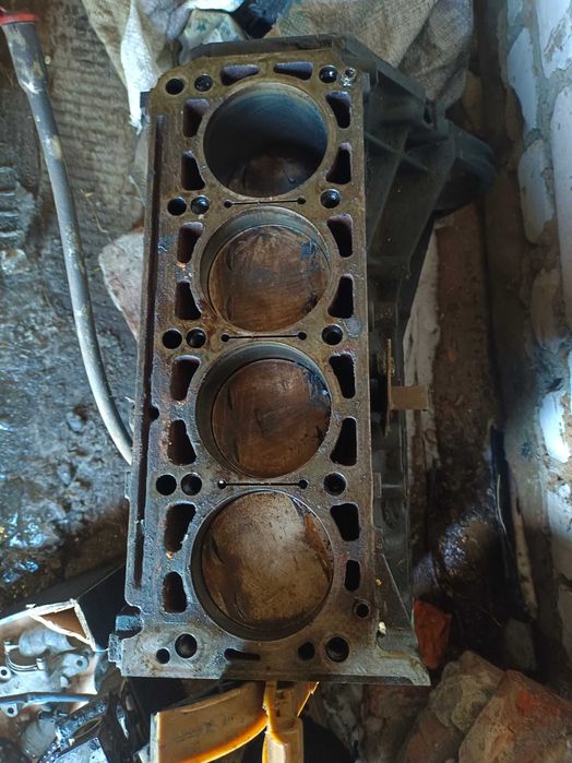 Продам двигатель мерседе 111 колесо диски стойка рычаг пружина мерс124