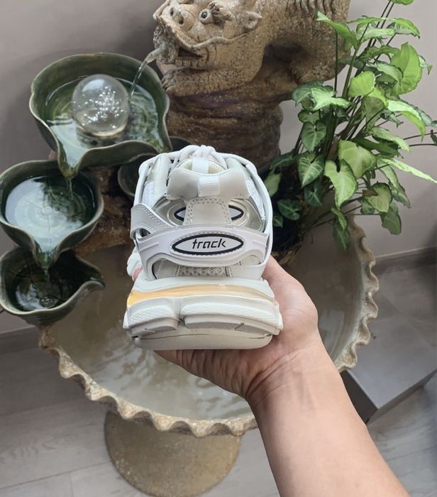 Balenciaga track leduri.