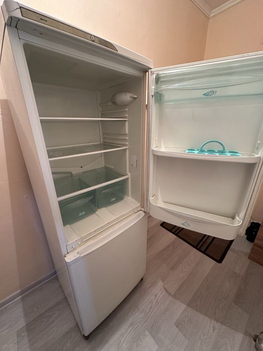 Холодильник морозильник.