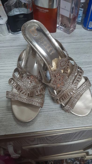 Тапочки со стразами