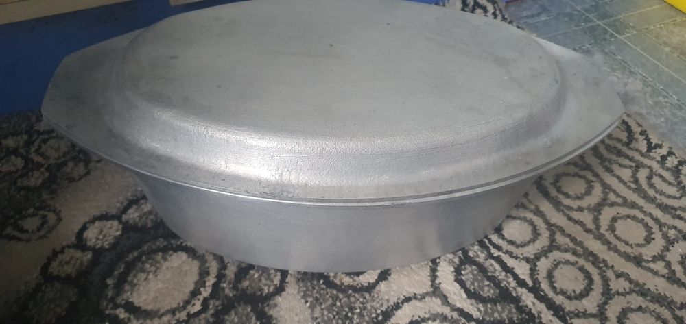 Продаётся  чугунная  утятница.