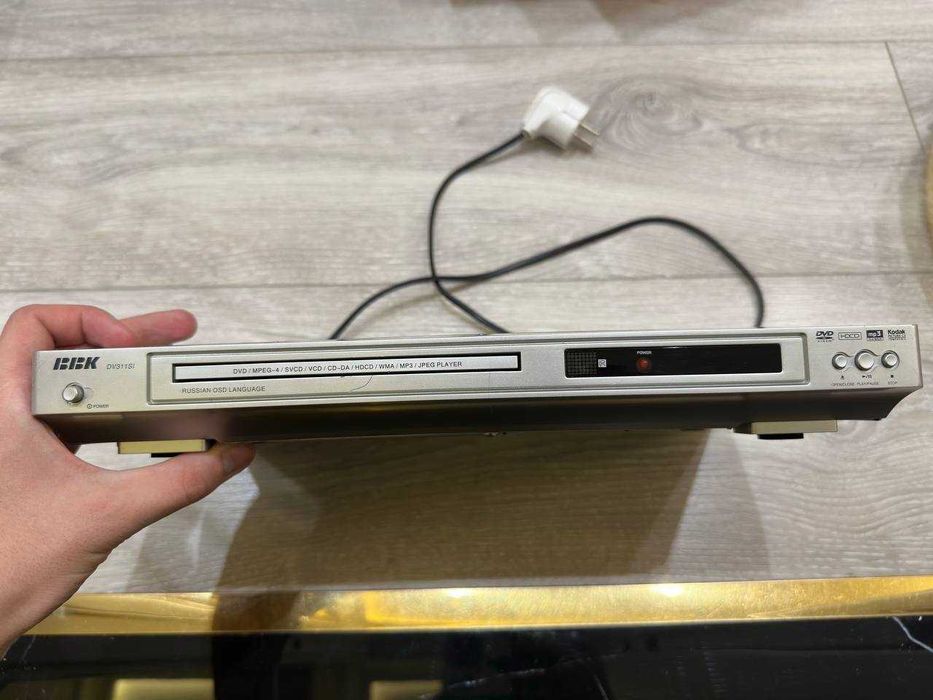 Продам DVD-плеер BBK DV311SI (серебристый) + диски в подарок