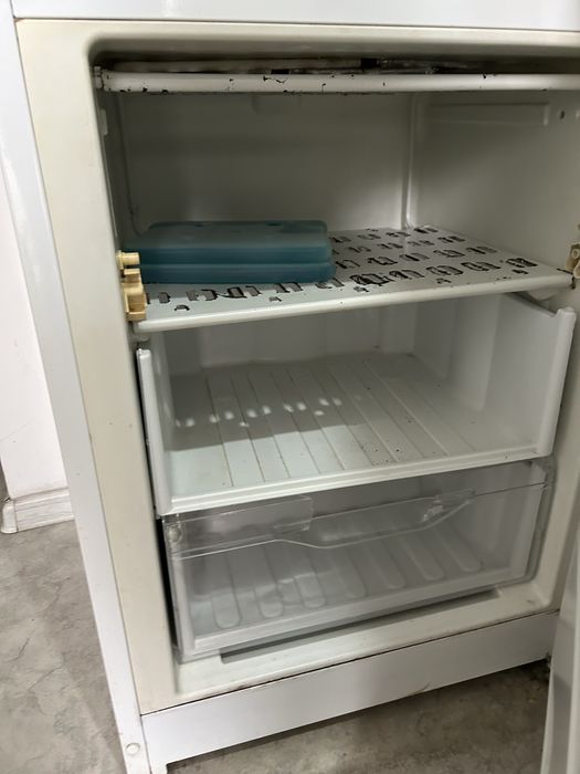 Продаётся неисправный холодильник Indesit