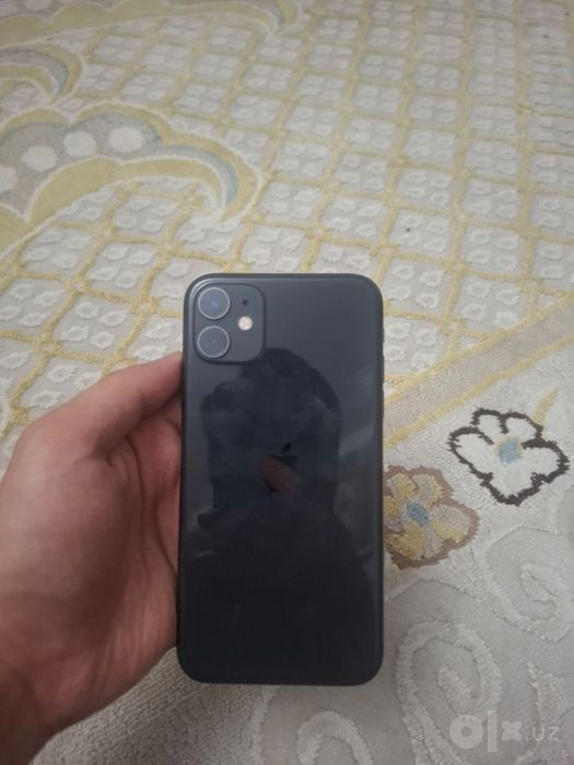 iPhone 11 black.