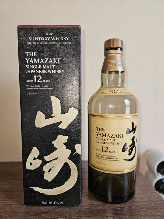 Бутилки от уиски в оригиналните им кутии