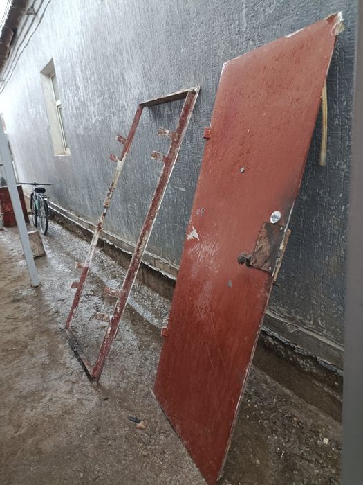 Дверь наружной железный