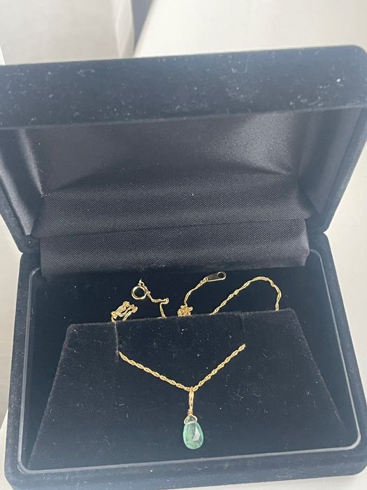 Lanț din aur 18k având un pandant cu smarald natural