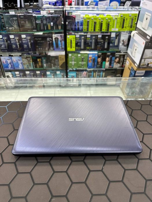 Notebook sotiladi Asus X543