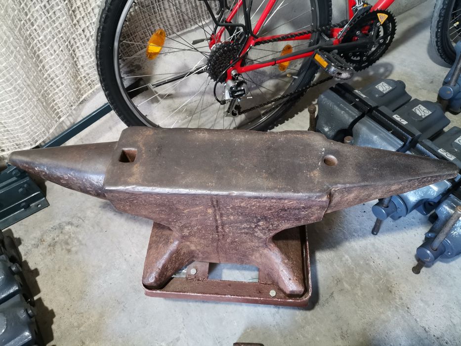 Малка средна голяма наковалня