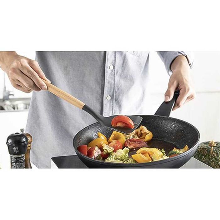 Силиконови прибори за готвене с дървени дръжки