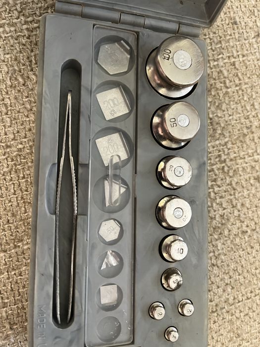 Настольные весы и набор гирек