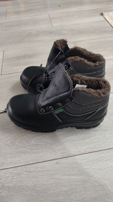 Продам  зимнюю спецобувь